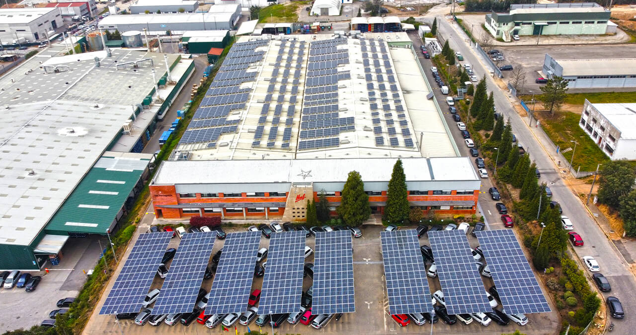 vista aerea huf com paineis solares helexia na cobertura e no carport